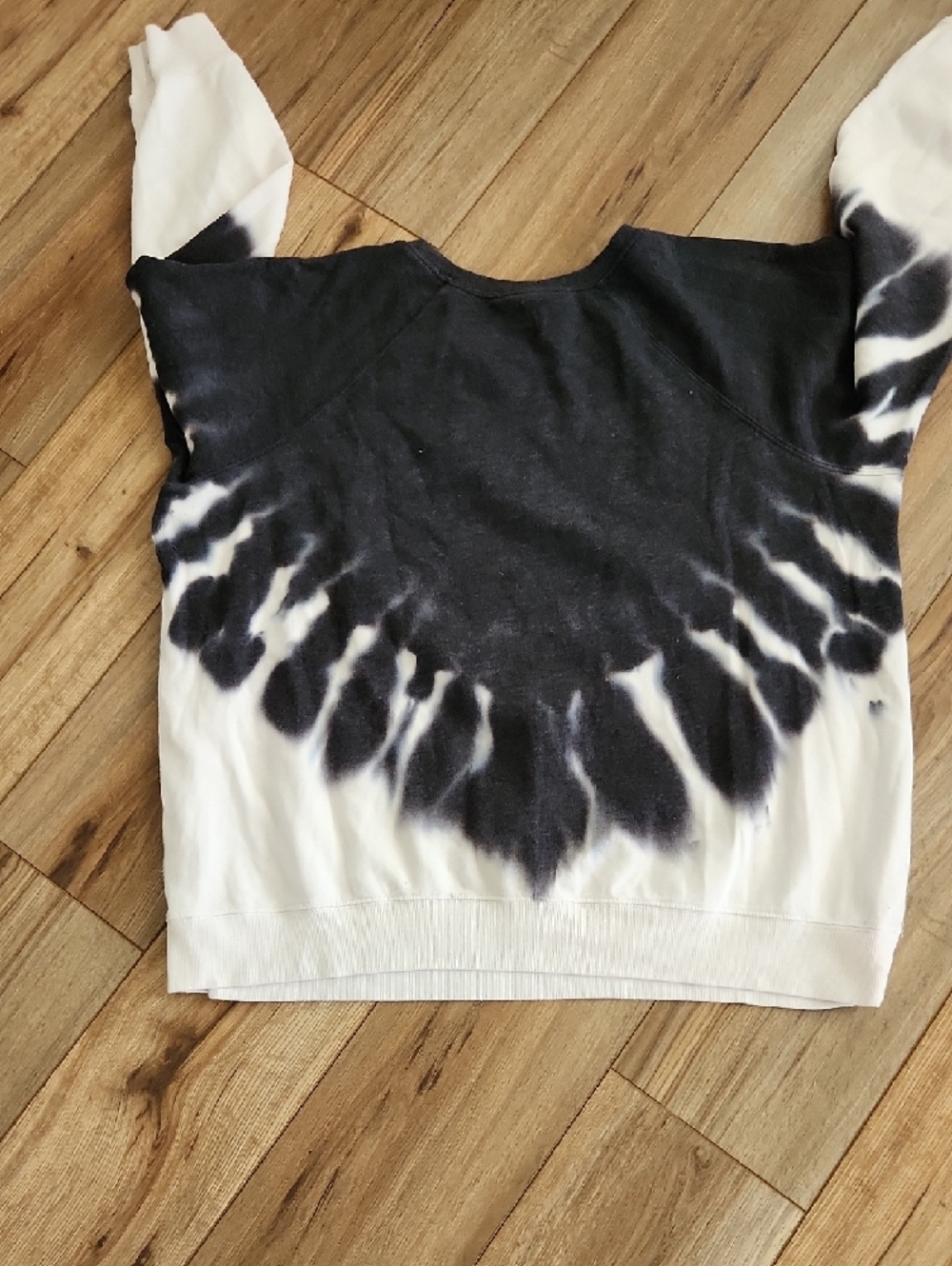Torrid Black & White Tie-Dye Eagle World Tour Graphic Sweatshirt Size 2 - Picture 6 of 6